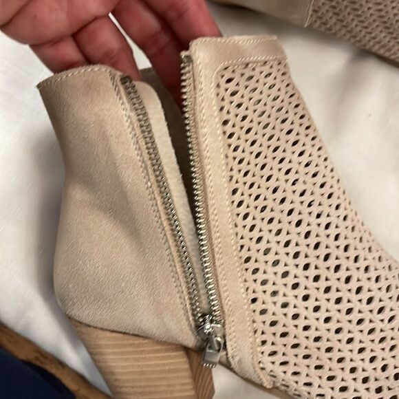 ERIC MICHAEL TAUPE OPEN YOE BOOTIES.  NEW IN BOX - Picture 7 of 12